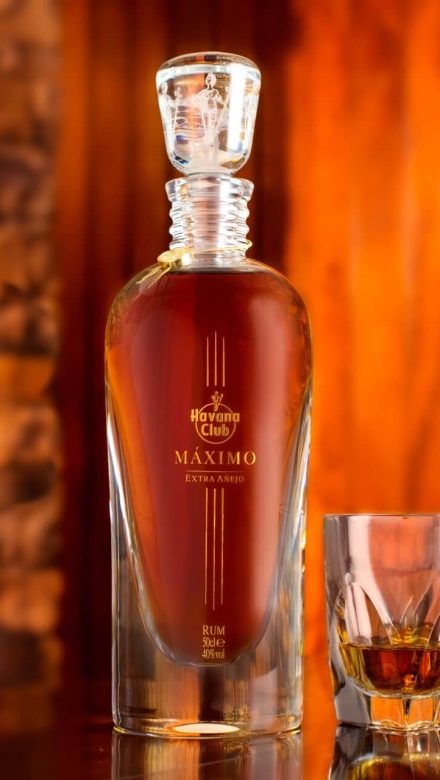 Havana Club Maximo Rum Flasche und Glas
